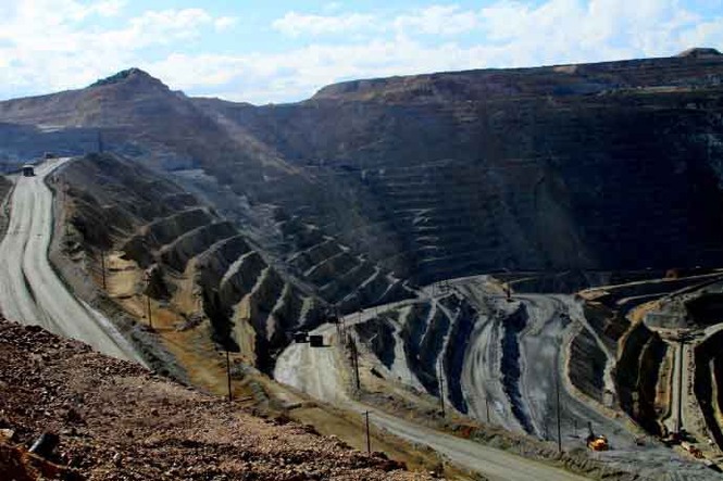 四,东北铜基地甘肃白银厂区域是中国铜矿富集区之一,由折腰山,火焰山